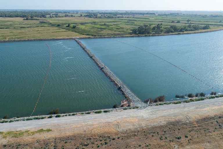Installation of emergency salinity drought barrier done by DWR